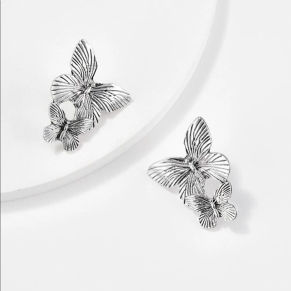 3/$30 🤍 Elegant Butterfly Metal Stud Earrings - Picture 3 of 7
